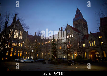 Università di Manchester esterno il quadrangolo vecchio presso l Università di Manchester del campus principale sulla strada di Oxford.tradizionale Foto Stock