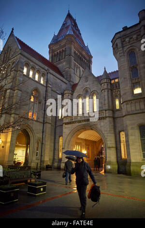 Università di Manchester esterno il quadrangolo vecchio presso l Università di Manchester del campus principale sulla strada di Oxford.tradizionale Foto Stock