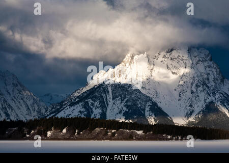 Raccogliere le nuvole sopra il Monte Moran e il lago Jackson durante una drammatica sunrise nel Parco Nazionale di Grand Teton. Foto Stock