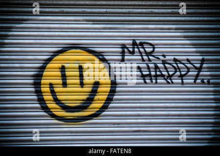 Signor felice Graffiti su una porta di garage in Swindon Foto Stock