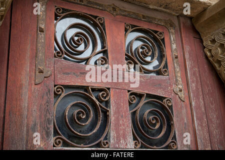 La porta principale dell'Eglise de l Hôpital Saint-Blaise - L'Hôpital-Saint-Blaise, Pyrénées-Atlantiques, Aquitaine, Francia Foto Stock