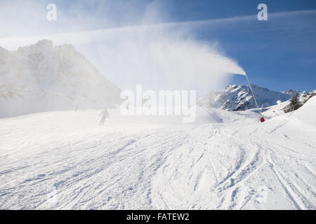 Cannoni da neve di survoltaggio copertura di neve nella neve sicuro ski area Tre Valli, Francia, sopra il villaggio di Courchevel 1850 Foto Stock