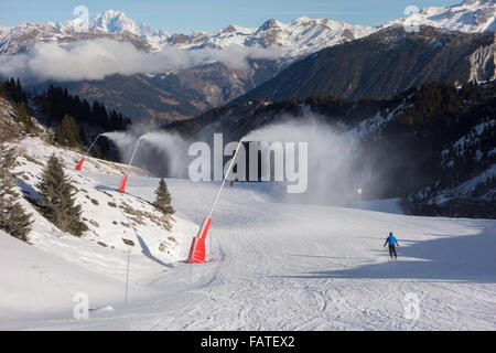 Cannoni da neve di survoltaggio copertura di neve nella neve sicuro resort di Courchevel 1850, Tre Valli, Francia Foto Stock