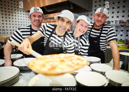 Pizza Express ristorante apre in Rosa Bianca Shopping Centre in Leeds Yorkshire Pizzaiolos pizza chef pizza americana sul Foto Stock