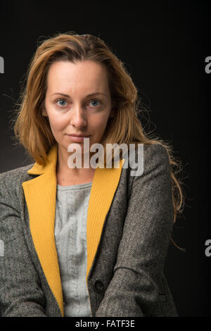 Donna bionda in giacca di tweed Foto Stock