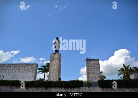 La statua e la protezione al di fuori di Che Guevara, museo di Santa Clara, Cuba Foto Stock