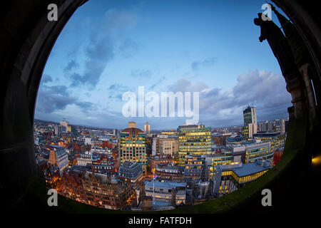 Vista da Manchester Town Hall clock tower guardando immobile che guarda verso King Street bandiera vista guardando verso il basso alto viewpoi Foto Stock