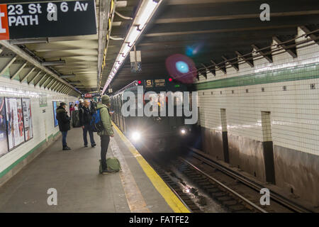 Un MTA vintage Nostalgia treno stagione di Natale il treno arriva a W23rd Street Station, domenica 27 dicembre, 2015. Le cinghie, ventilatori a soffitto e rattan sedi sono un grido lontano dalla plastica e aria condizionata nelle moderne vetture della metropolitana. La Metropolitan Transit Authority ha diversi di questi treni per le varie linee della metropolitana che essi hanno messo in uso per occasioni speciali. I treni normalmente risiedere nella città di New York Museo di transito in downtown Brooklyn dove possono essere visitati ogni giorno. (© Richard B. Levine) Foto Stock