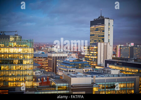 Vista da Manchester Town Hall clock tower guardando immobile che guarda verso 82 King Street Manchester skyline tramonto sopra Foto Stock