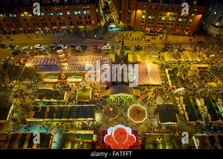 Il centro città di Manchester in stile Tedesco Mercatini di Natale 2015 in Piazza Albert landmark sopra guardando verso il basso sul mercato bazaar vendo Foto Stock