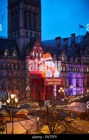 Il centro città di Manchester in stile Tedesco Mercatini di Natale 2015 in Piazza Albert mercato fornitore bazaar trader di commercianti indipendenti di sh Foto Stock