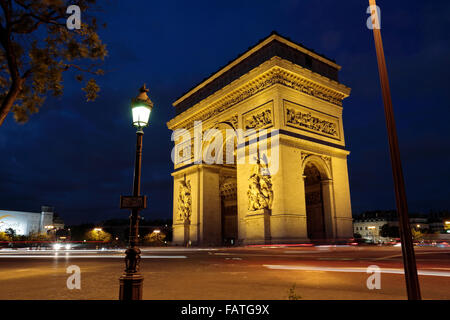 L'Arc de Triomphe al tramonto a Parigi, Francia. Foto Stock
