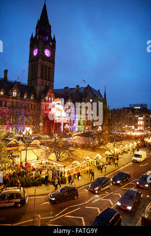 Il centro città di Manchester in stile Tedesco Mercatini di Natale 2015 in Piazza Albert mercato fornitore bazaar trader di commercianti indipendenti di sh Foto Stock