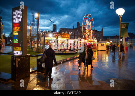 Il centro città di Manchester in stile Tedesco Mercatini di Natale 2015 nella cattedrale di giardini in ombra di Urbis, Museo Nazionale del Calcio Foto Stock