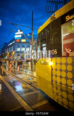 Manchester Metrolink tram lungo il secondo incrocio Printworks Exchange Square Tram Metrolink light rail pendolari rapido tr Foto Stock