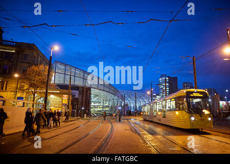 Manchester Metrolink tram lungo il secondo incrocio a Victoria Station Tram Metrolink light rail rapido trasporto pendolari Foto Stock