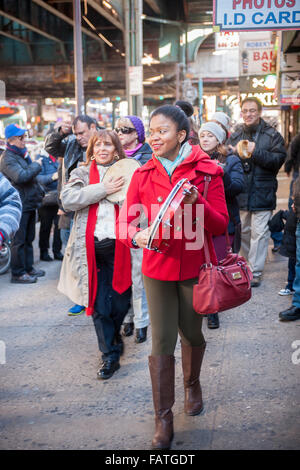 I membri del gruppo Bombayo, uniti da parte di residenti di Jackson Heights e visitatori marzo attraverso le strade di Jackson Heights nel Queens a New York domenica 3 gennaio, 2016 nella celebrazione dell Epifania. Il corteo musicale ha viaggiato intorno all'ottantaduesima via CBD fermarsi presso le imprese locali. Molti nella comunità Latino celebra la tradizionale 25 dicembre Natale e il 6 gennaio epifania. (© Richard B. Levine) Foto Stock