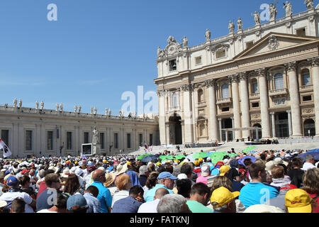 Papa Francesco parlando in una Udienza generale in Piazza San Pietro in Vaticano. Foto Stock