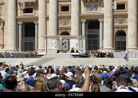 Papa Francesco parlando in una Udienza generale in Piazza San Pietro in Vaticano. Foto Stock