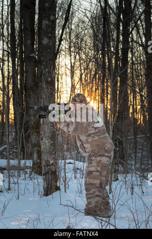 Crossbow hunter prendendo obiettivo Foto Stock