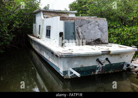 Florida ft. Fort Pierce, Indian River Water Lagoon, acqua, barca abbandonata, disriparazione, vecchio, trascurato, visitatori viaggio turistico turistico punto di riferimento Foto Stock