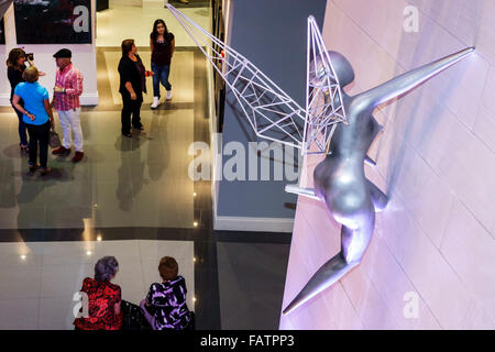 Florida Hialeah,Milander Center for Arts & Entertainment,centro,interni,la mano Hispana,mostra,galleria,arte,notte di apertura,artisti ispanici,scultore Foto Stock