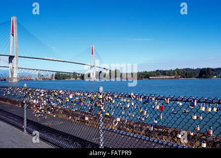 Amore si blocca sulla recinzione al Molo di Westminster Park, New Westminster, British Columbia, Canada - ponte sopraelevato su Fraser Fiume a Surrey Foto Stock