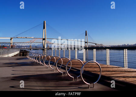 New Westminster, British Columbia, Canada - Molo di Westminster Park, ponte sopraelevato e Patullo ponte sopra il fiume Fraser Foto Stock