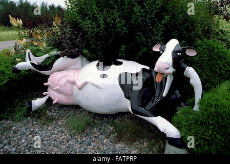 Scultura di mucca attrazione sul ciglio della strada a bloccare città latterie, Sault Ste. Marie, Ontario, Canada Foto Stock