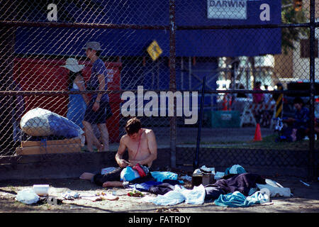 Senzatetto uomo che vive sul marciapiede, Downtown Eastside Vancouver, BC, British Columbia, Canada Foto Stock