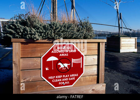 I cani non sono ammessi nelle aree di sabbia segno, Molo di Westminster Park, New Westminster, British Columbia, Canada - Cane di informazioni di controllo Foto Stock