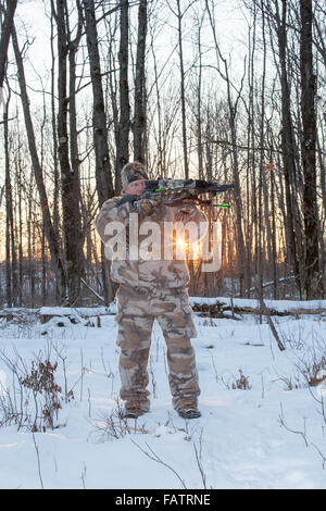 Crossbow hunter prendendo obiettivo Foto Stock