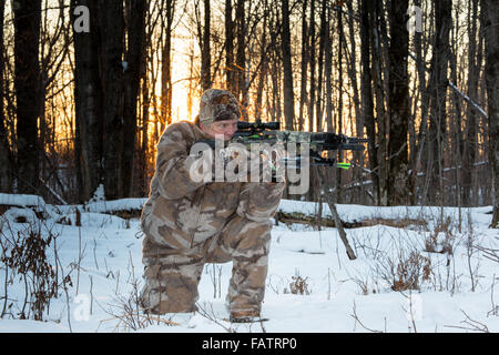 Crossbow hunter prendendo obiettivo Foto Stock