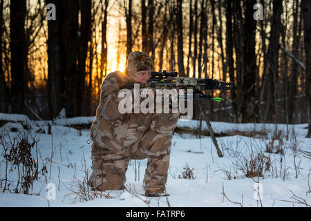 Crossbow hunter prendendo obiettivo Foto Stock