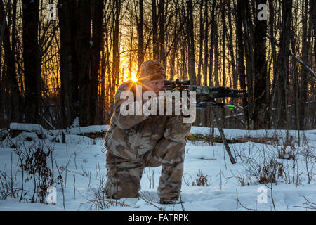 Crossbow hunter prendendo obiettivo Foto Stock