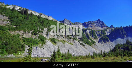 Grandi pareti di roccia in monte Rainier Foto Stock