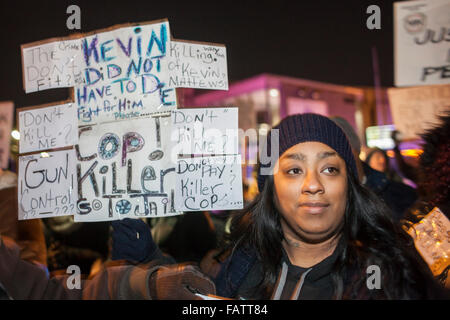 Dearborn, Michigan, Stati Uniti d'America. 4 gennaio, 2016. Attivisti per i diritti civili protestano l uccisione di un inerme mentalmente malati afro-americano di uomo, Kevin Matthews, da Dearborn un funzionario di polizia. Un poliziotto di Dearborn perseguito Matthews in un vicino quartiere di Detroit e sparato, apparentemente dopo una lotta. Credito: Jim West/Alamy Live News Foto Stock