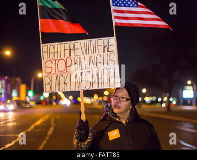 Dearborn, Michigan, Stati Uniti d'America. 4 gennaio, 2016. Attivisti per i diritti civili protestano l uccisione di un inerme mentalmente malati afro-americano di uomo, Kevin Matthews, da Dearborn un funzionario di polizia. Un poliziotto di Dearborn perseguito Matthews in un vicino quartiere di Detroit e sparato, apparentemente dopo una lotta. Credito: Jim West/Alamy Live News Foto Stock