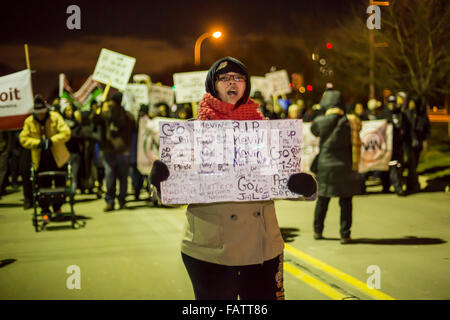 Dearborn, Michigan, Stati Uniti d'America. 4 gennaio, 2016. Attivisti per i diritti civili protestano l uccisione di un inerme mentalmente malati afro-americano di uomo, Kevin Matthews, da Dearborn un funzionario di polizia. Un poliziotto di Dearborn perseguito Matthews in un vicino quartiere di Detroit e sparato, apparentemente dopo una lotta. Credito: Jim West/Alamy Live News Foto Stock