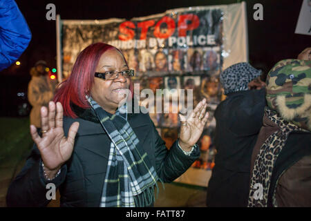 Dearborn, Michigan, Stati Uniti d'America. 4 gennaio, 2016. Attivisti per i diritti civili protestano l uccisione di un inerme mentalmente malati afro-americano di uomo, Kevin Matthews, da Dearborn un funzionario di polizia. Un poliziotto di Dearborn perseguito Matthews in un vicino quartiere di Detroit e sparato, apparentemente dopo una lotta. Credito: Jim West/Alamy Live News Foto Stock