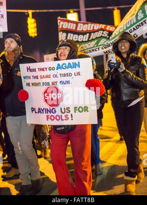 Dearborn, Michigan, Stati Uniti d'America. 4 gennaio, 2016. Attivisti per i diritti civili protestano l uccisione di un inerme mentalmente malati afro-americano di uomo, Kevin Matthews, da Dearborn un funzionario di polizia. Un poliziotto di Dearborn perseguito Matthews in un vicino quartiere di Detroit e sparato, apparentemente dopo una lotta. Credito: Jim West/Alamy Live News Foto Stock