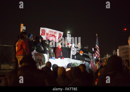 Dearborn, Michigan, Stati Uniti d'America. 4 gennaio, 2016. Attivisti per i diritti civili protestano l uccisione di un inerme mentalmente malati afro-americano di uomo, Kevin Matthews, da Dearborn un funzionario di polizia. Un poliziotto di Dearborn perseguito Matthews in un vicino quartiere di Detroit e sparato, apparentemente dopo una lotta. Credito: Jim West/Alamy Live News Foto Stock