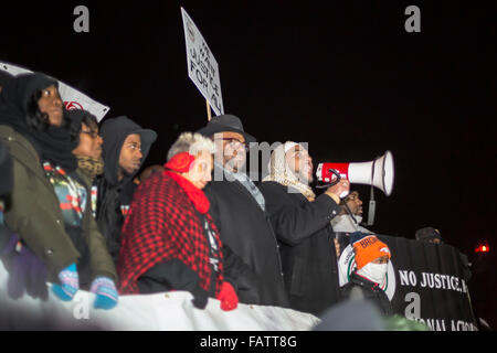 Dearborn, Michigan, Stati Uniti d'America. 4 gennaio, 2016. Attivisti per i diritti civili protestano l uccisione di un inerme mentalmente malati afro-americano di uomo, Kevin Matthews, da Dearborn un funzionario di polizia. Un poliziotto di Dearborn perseguito Matthews in un vicino quartiere di Detroit e sparato, apparentemente dopo una lotta. L Imam Dawud Walid, testa del Michigan capitolo del Consiglio sulle relazioni American-Islamic, ha parlato in solidarietà con la gran parte afro-americano di contestatori. Credito: Jim West/Alamy Live News Foto Stock