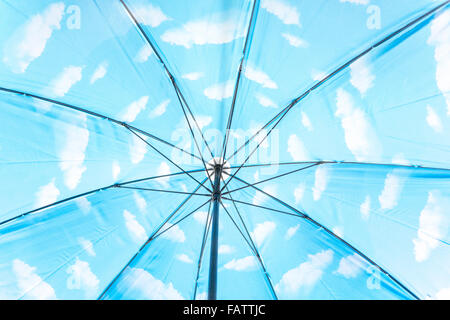 All'interno di un ombrello con nuvole bianche in un cielo blu. Un riferimento a Magritte o di ottimismo e di pensiero positivo. Foto Stock