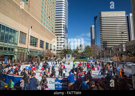 Denver, Colorado - Pattinaggio sul ghiaccio a Skyline Park. Foto Stock