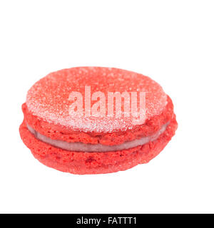 Macaron di mirtillo rosso ghiacciato su sfondo bianco Foto Stock