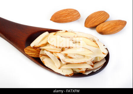 Mandorle a fette in un cucchiaio di legno Foto Stock
