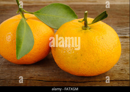 Mandarino maturo frutta sul rustico sfondo di legno Foto Stock