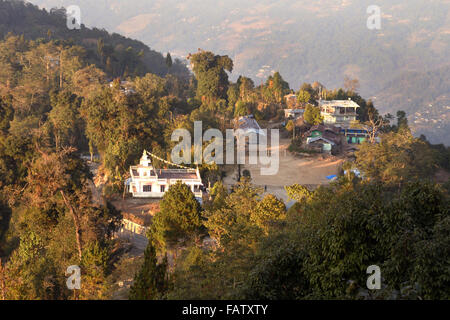 Darjeeling, India. 05 gen 2016. La lava è una piccola cittadina a 34 km ad est da Kalimpong, nel distretto di Darjeeling. La Lava situato nel 7016 piedi (2138 m), è il punto di ingresso di Neora Valley National Park. Il percorso di lava è la Scenic con il cambiamento di vegetazione di latifoglie tropicali per il bagnato alberi alpino di abete, pino e betulla. Un monastero buddista è presente su una delle colline di lava. Siti degni di nota includono Changey cascate e lava Kongtrul Jamgyong Monastero Credito: Saikat Paolo/Pacific Press/Alamy Live News Foto Stock