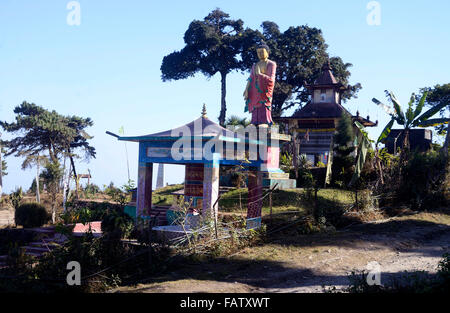 Darjeeling, India. 05 gen 2016. La lava è una piccola cittadina a 34 km ad est da Kalimpong, nel distretto di Darjeeling. La Lava situato nel 7016 piedi (2138 m), è il punto di ingresso di Neora Valley National Park. Il percorso di lava è la Scenic con il cambiamento di vegetazione di latifoglie tropicali per il bagnato alberi alpino di abete, pino e betulla. Un monastero buddista è presente su una delle colline di lava. Siti degni di nota includono Changey cascate e lava Kongtrul Jamgyong Monastero Credito: Saikat Paolo/Pacific Press/Alamy Live News Foto Stock